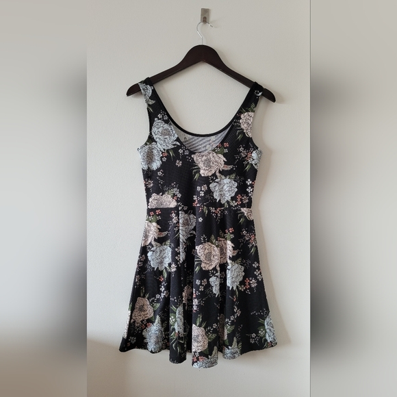 A summer dress by Divided - Picture 2 of 3